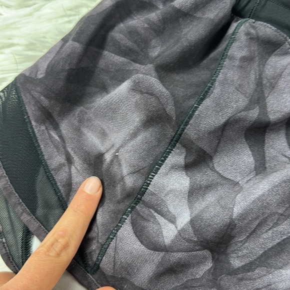 Lululemon Hotty Hot Short (2 1/2" ) Mini Midnight Tulle Multi Black / Black - Picture 2 of 7